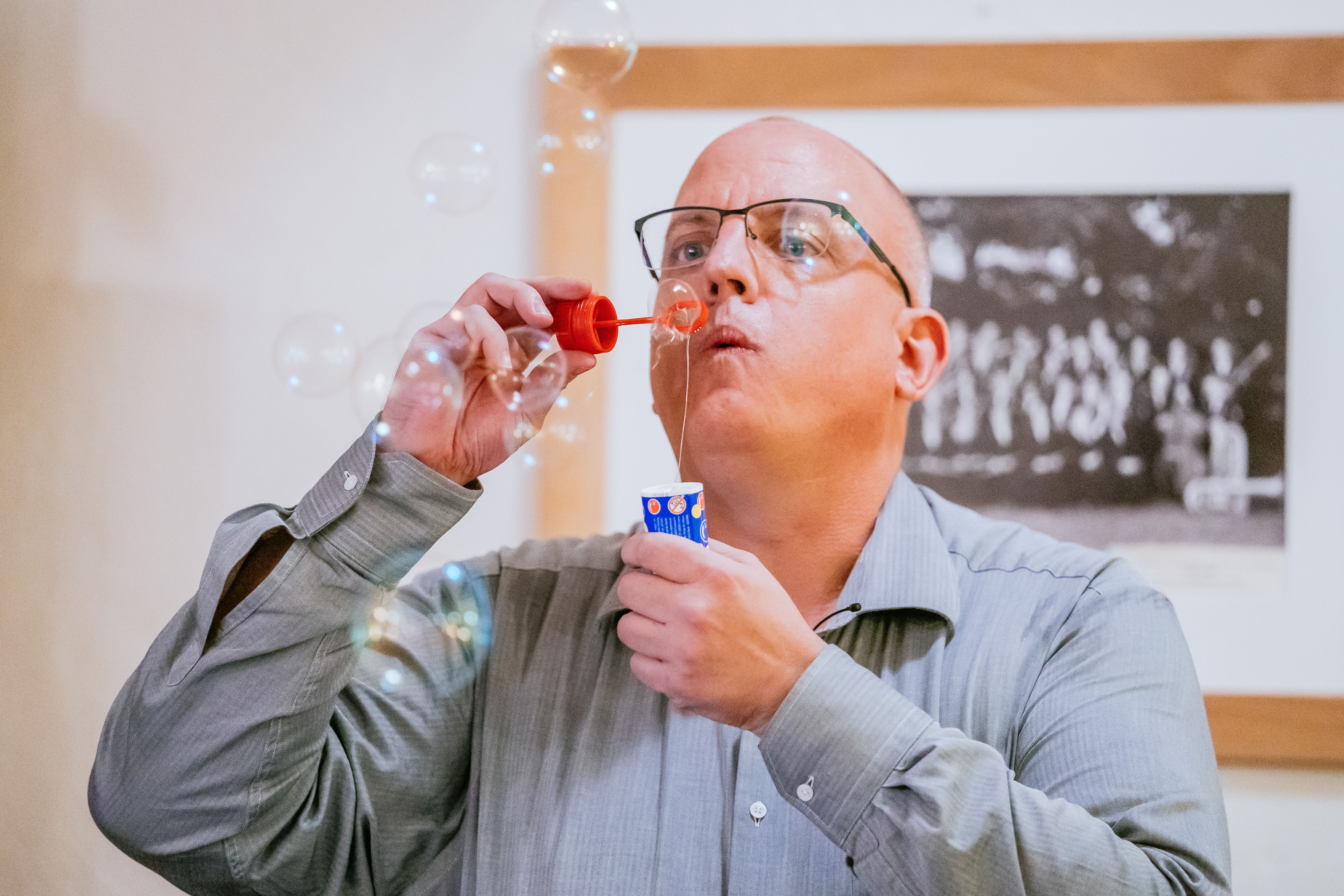 Verspieltes Porträt mit Seifenblasen