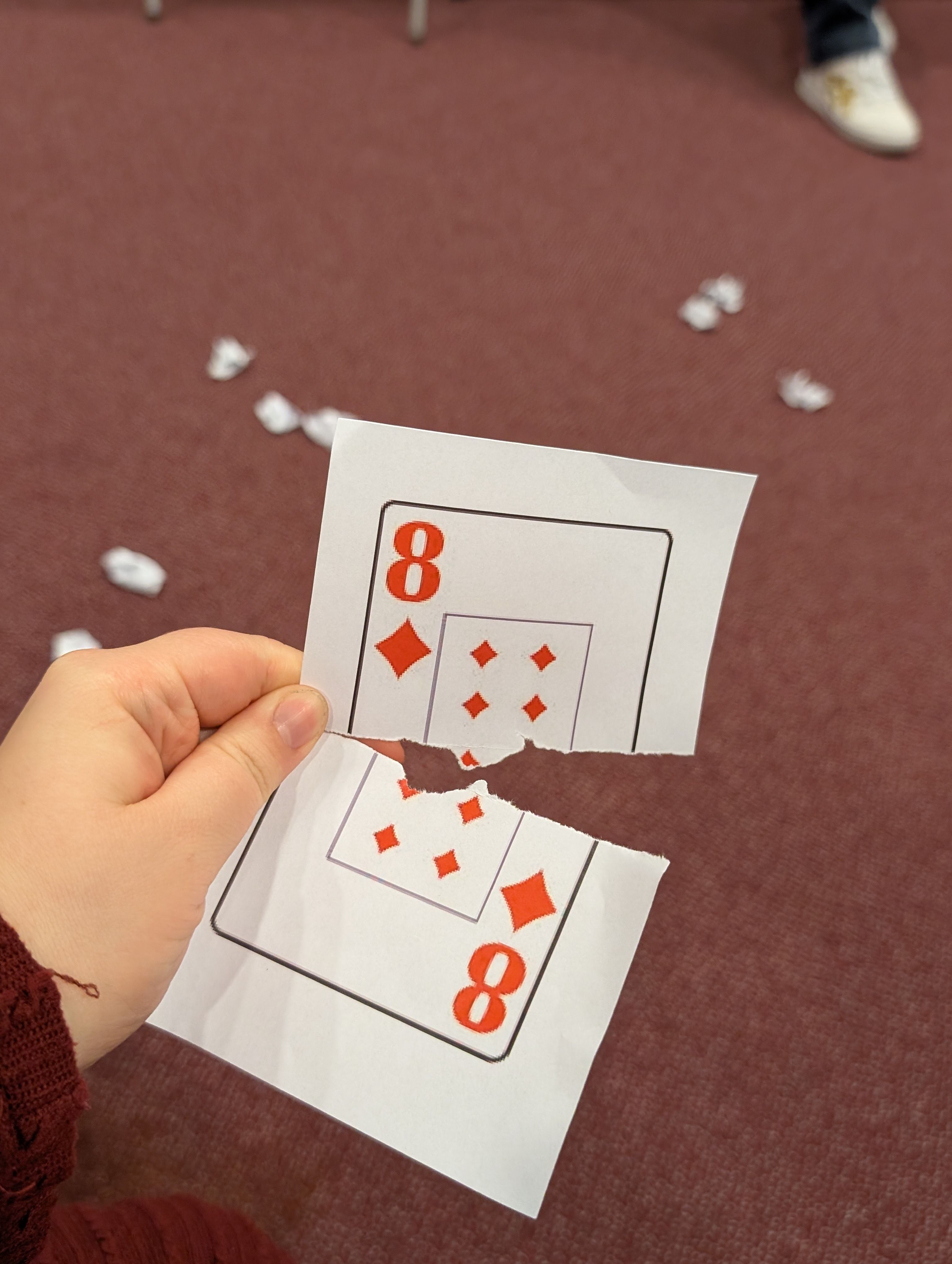 Zerrissene und wieder ganze Spielkarte in Gästehand